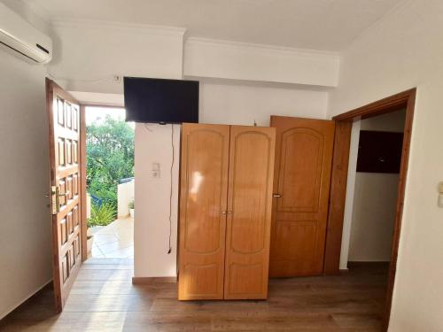 Φωτογραφία από το άλμπουμ του Vita Apartment - Spacious Garden and Balcony 5 min to Beach & Center σε Εξαμίλι