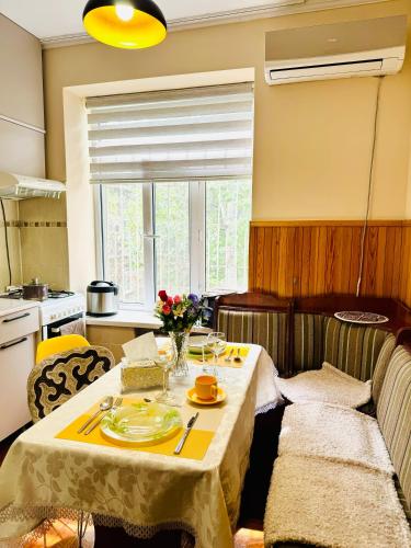 a dining room with a table and a window at Уютный уголок рядом с ЦУМом и ГУМом 1 in Bishkek