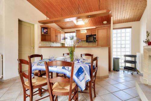 une salle à manger avec une table et des chaises dans l'établissement 300 m du port - Jardin - Maison pour 6, à Noirmoutier-en-l'lle