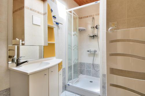 une salle de bain avec un lavabo et une douche dans l'établissement 300 m du port - Jardin - Maison pour 6, à Noirmoutier-en-l'lle