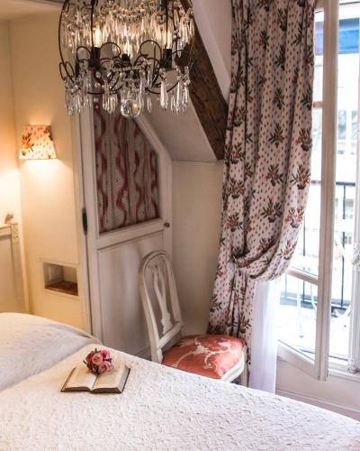 En eller flere senge i et værelse på Hotel Caron de Beaumarchais
