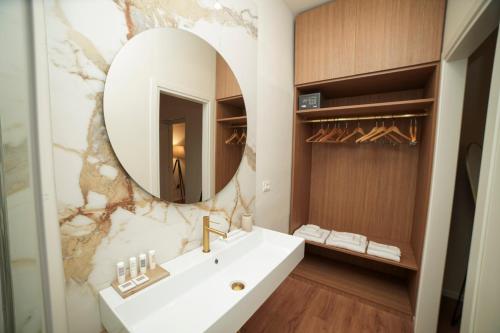 a bathroom with a sink and a mirror at Si Sofia country house 