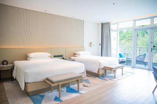 Postel nebo postele na pokoji v ubytování Sheraton Beihai Resort