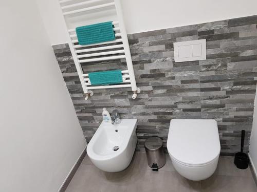 a bathroom with a toilet and a sink at La brezza del mare ANTONIO COSTANTINI APPARTAMENTO in Cupra Marittima