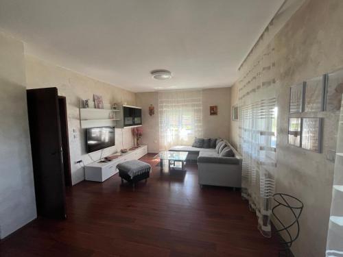 una sala de estar con un sofá y una mesa en Apartman FM, en Arandjelovac