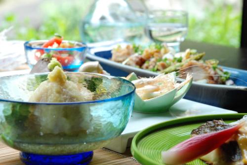 a table topped with bowls of food on a table at 風香る森のホテル鈴桃rindou in Shizuoka