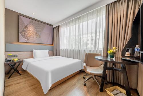 Ένα ή περισσότερα κρεβάτια σε δωμάτιο στο iU Hotel Binzhou Bohai International RT-Mart Store