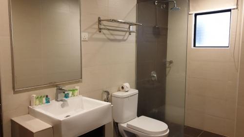 Bilik mandi di Samsuria Beach Suite Apartments