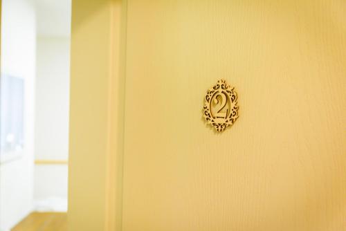 a wall with a gold plate on a wall at Válaszút Fogadó in Păuleni-Ciuc