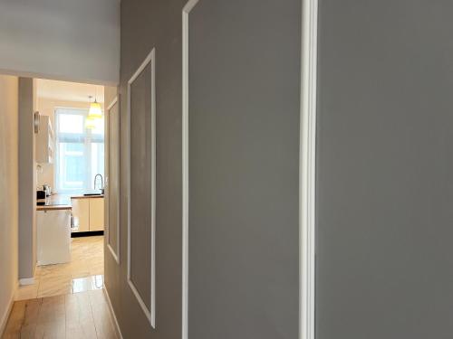 a hallway with an open door to a kitchen at Long Island in Grudziądz