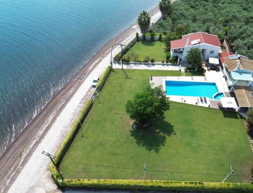 an aerial view of a house next to the ocean at Villa Al mare Stav in Kouvéla