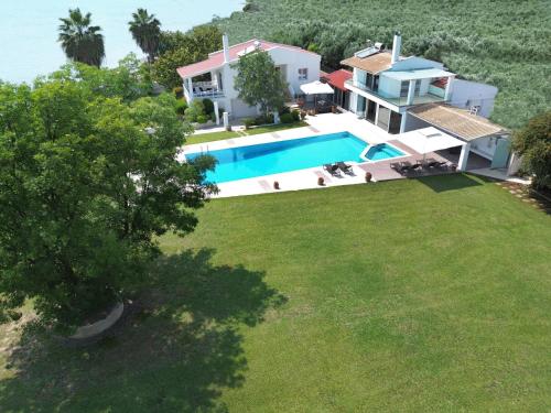 an aerial view of a house with a swimming pool at Villa Al mare Stav in Kouvéla