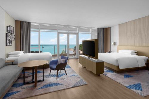 Postel nebo postele na pokoji v ubytování Sheraton Beihai Resort