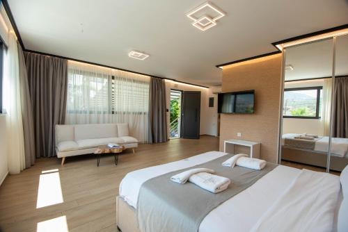 Postel nebo postele na pokoji v ubytování Lazar Lux Suites - Ammoudara