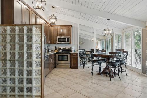a kitchen and dining room with a table and chairs at Hilton Head Beach Villas 20 in Hilton Head Island