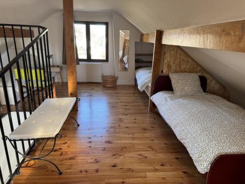 - une chambre avec 2 lits superposés et un escalier dans l'établissement Le calme entre Paris et Disney, à Villiers-sur-Marne