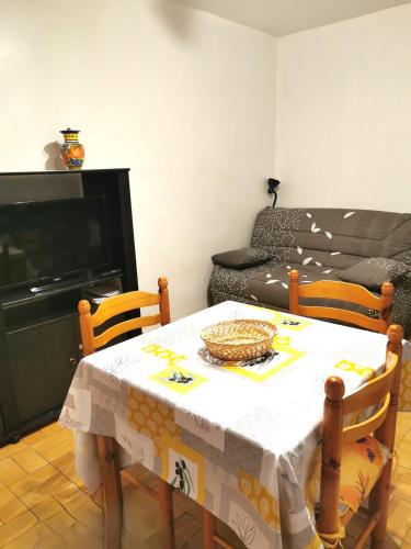une salle à manger avec une table et un canapé dans l'établissement CAP D'AGDE Studio 3 personnes Résidence Sentosa B22 quartier môle, au Cap d'Agde