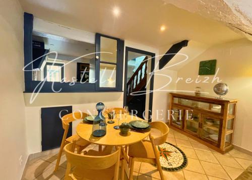 a dining room with a table and chairs at Town House in Guingamp