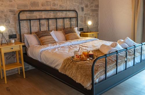 El HerrumblarにあるCasa Moluengo - Alma del Cabrielのベッドルーム1室(ベッド1台、食料品のトレイ付)