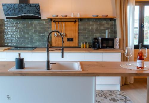 El HerrumblarにあるCasa Moluengo - Alma del Cabrielのシンクとカウンタートップのあるキッチン