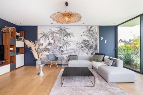 - un salon avec un canapé blanc et des murs bleus dans l'établissement Farniente - Newly refurbished house with swimming pool, à Écully