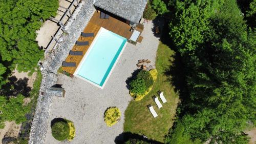 an overhead view of a house with a swimming pool at Le Mas de Rigoulac 5 Chambres d'hotes & SPA sur réservation table d hôtes sauf les mercredis et les dimanches in Bouyssounouse