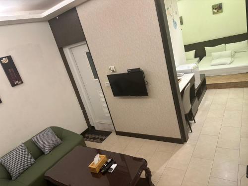 TV a/nebo společenská místnost v ubytování Tilon Hotel