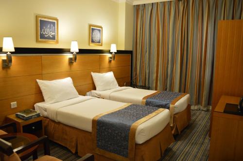 מיטה או מיטות בחדר ב-Durrat Al Eiman Hotel