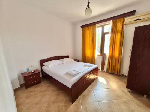 Ένα ή περισσότερα κρεβάτια σε δωμάτιο στο Vita Apartment - Spacious Garden and Balcony 5 min to Beach & Center