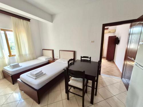 Ένα ή περισσότερα κρεβάτια σε δωμάτιο στο Vita Apartment - Spacious Garden and Balcony 5 min to Beach & Center