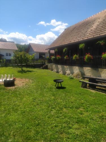 a picnic table in a yard next to a building at Tourist Farm Pri Martinovih in Krška Vas