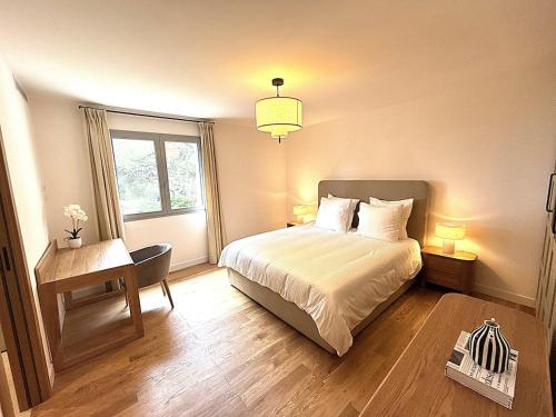 une chambre avec un lit, un bureau et une fenêtre dans l'établissement Villa Roca sea view, à Roquebrune-Cap-Martin