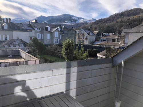 widok miasta z dachu domu w obiekcie La Montaygue w mieście Bagnères-de-Bigorre