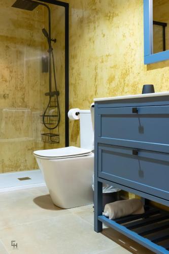 a bathroom with a tub and a toilet and a sink at Casa Vadocañas - Alma del Cabriel in El Herrumblar
