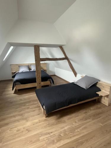 une chambre avec un lit et une table dans l'établissement gite à la ferme, à Saint-Germer-de-Fly