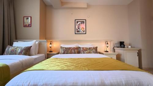 a bedroom with two beds and two lamps at Casa Villa By Kirte in Eceabat