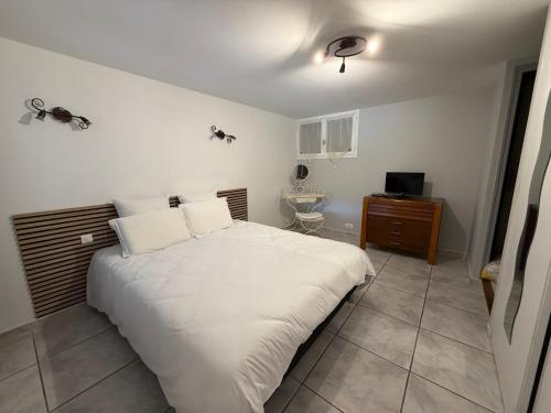 - une chambre avec un lit blanc et un lavabo dans l'établissement New Auriol Apartment, à Auriol