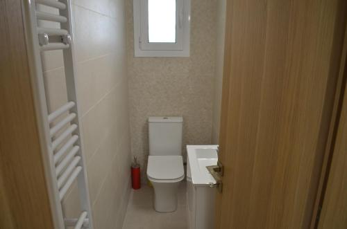 a small bathroom with a toilet and a window at Gaia Messinian Villa in Kazárma