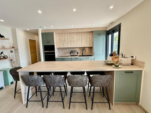 Kuchyň nebo kuchyňský kout v ubytování La Maison du Lac sleeps 10 and has air conditioning