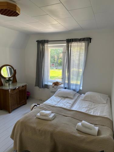 Rúm í herbergi á Gammelgård Pizza & Padel Resort