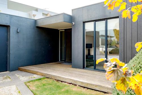 Κήπος έξω από το Ultimate Luxury family Home With Spa Pool