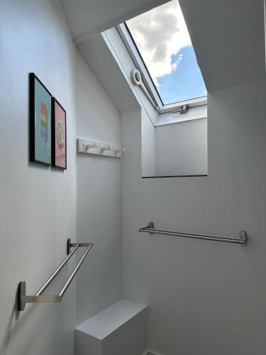 La salle de bains est pourvue d'une lucarne au plafond. dans l'établissement Character House, à Rochefort-en-Terre
