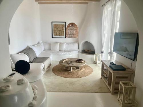 White Luxury Villa with amazing seaview and pool