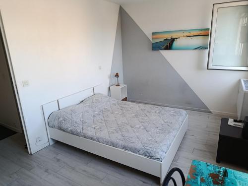 une petite chambre avec un lit et un escalier dans l'établissement Studio proche centre ville, à Avignon