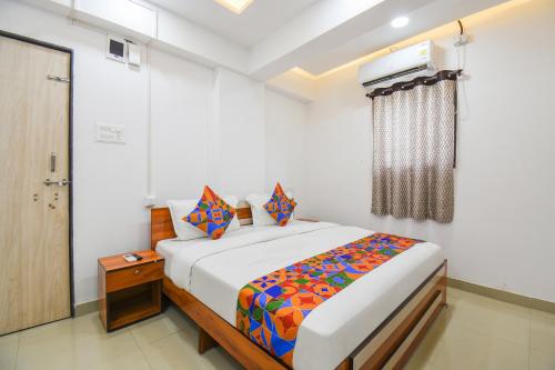 Postel nebo postele na pokoji v ubytování FabHotel Keshava Executive - Nr Mahadji Shinde Chhatri
