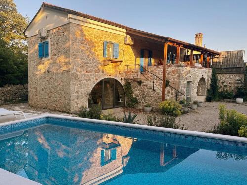 Stone house Emilia with a pool