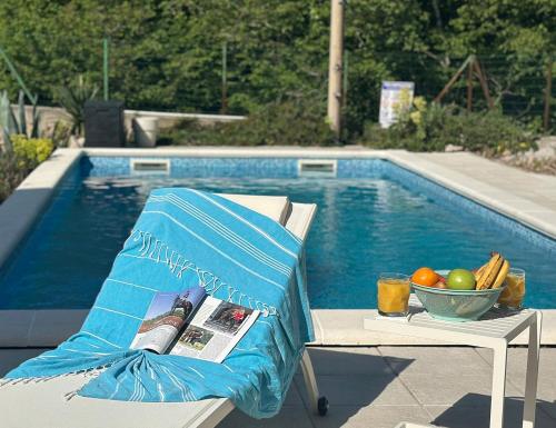 Πισίνα στο ή κοντά στο Stone house Emilia with a pool