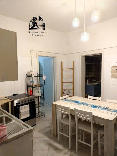 Una cocina o zona de cocina en Il bacio del sole - S. Isidoro