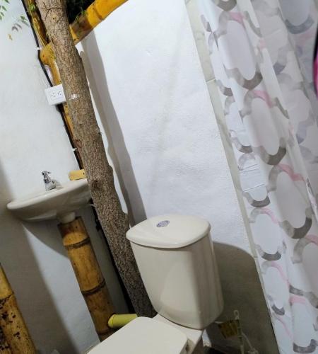 a bathroom with a toilet and a sink at El Eden Glamping cabañas Girardot in Girardot