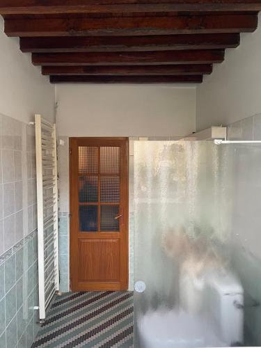 Cette chambre dispose d'une porte en bois et de carrelage. dans l'établissement Séjour champêtre à la ferme près de Pau, à La Celle-sous-Gouzon